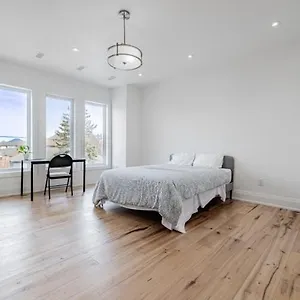 Executive In Next To Yorkdale Shopping Centre Homestay Toronto
